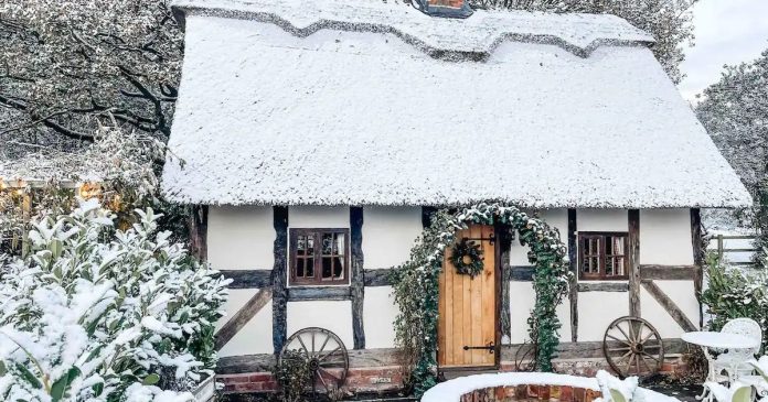 The chocolate box Cheshire cottage that's 'like being in a fairy tale'
